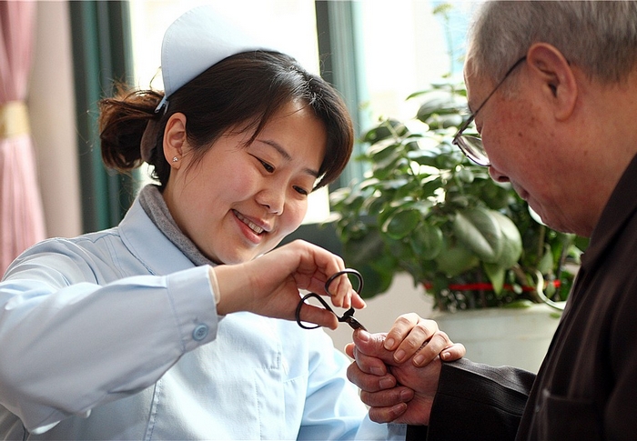 我国近四成老年人有居家护理服务需求(图1)