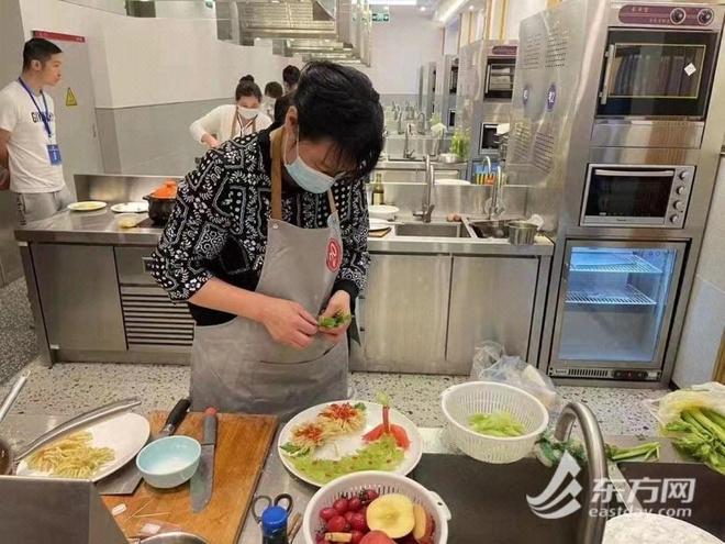 九游会J9网站：全国20人上海唯一！她当选全国“事迹特别感人的百姓学习之星”(图2)