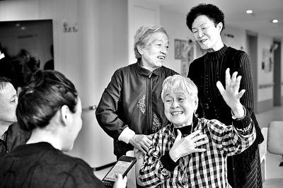 九游会J9平台：打开消费账本看银发经济含“金”量(图1)