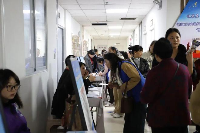 打通培训就业新通道！通川区举行2025年劳务品牌培训“招聘进课堂”活动(图5)