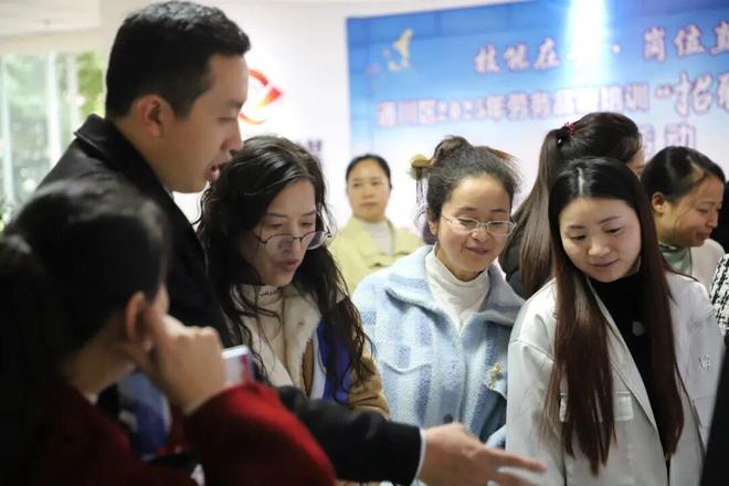 打通培训就业新通道！通川区举行2025年劳务品牌培训“招聘进课堂”活动(图4)