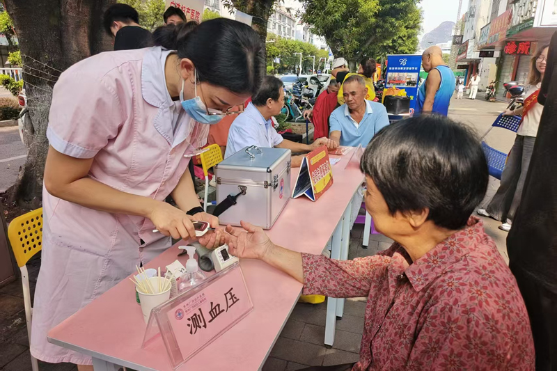 巾帼家政进社区暖心服务惠万家(图3)