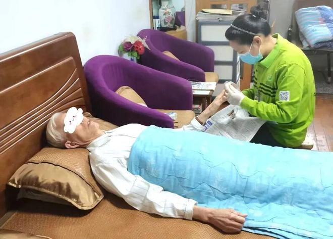 九游会J9网站：长护险催生百亿生意：1000万护理员缺口揭秘头部企业养老“人才荒”的新解法(图1)