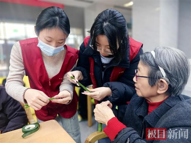 她曾为400多位孤寡老人遗体化妆送行如今带领志愿团队服务老人超20万人次(图2)