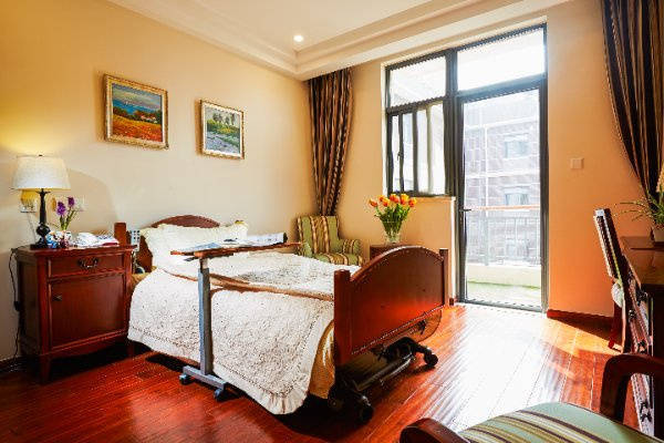 认知症长者照护缺专业方法？上海东海老年护理医院专项服务+适老化环境[2026最新]地址电话+收费罗列!(图2)