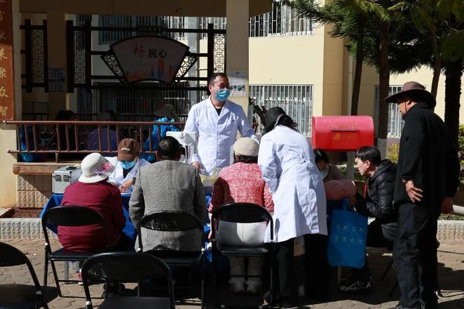 九游会J9网站：社区摆出“暖心摊”送出文明“大礼包”(图2)