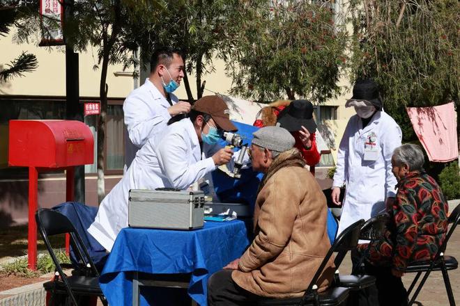 九游会J9网站：社区摆出“暖心摊”送出文明“大礼包”(图3)