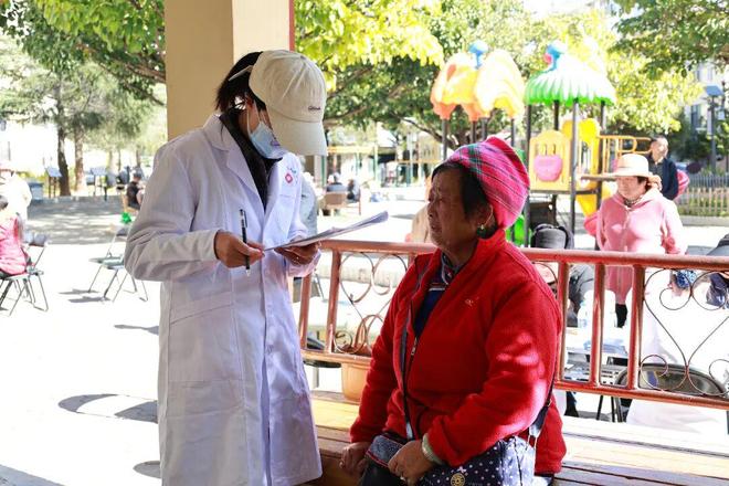 九游会J9网站：社区摆出“暖心摊”送出文明“大礼包”(图4)