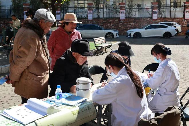 九游会J9网站：社区摆出“暖心摊”送出文明“大礼包”(图5)