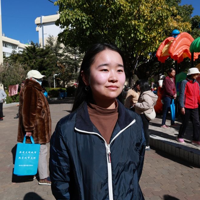 九游会J9网站：社区摆出“暖心摊”送出文明“大礼包”(图8)