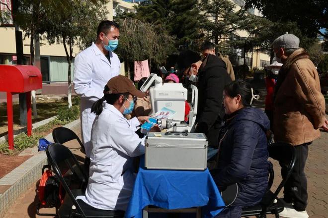 九游会J9网站：社区摆出“暖心摊”送出文明“大礼包”(图10)