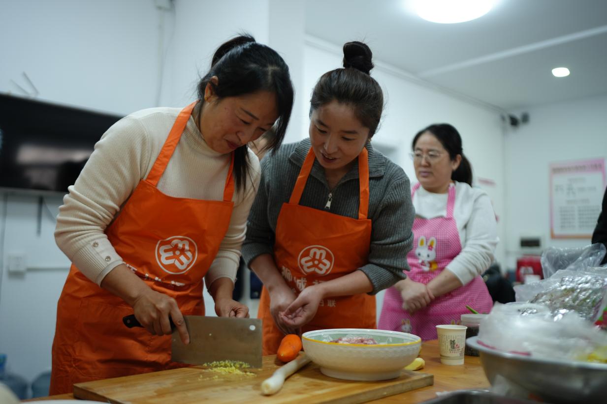 沧州市新华区：巾帼家政进社区技能服务暖民心(图2)