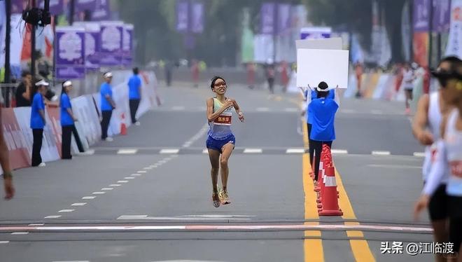 九游会J9平台：最快“女护士”张水华2个月靠跑步挣了20万被所在医院处分！(图4)