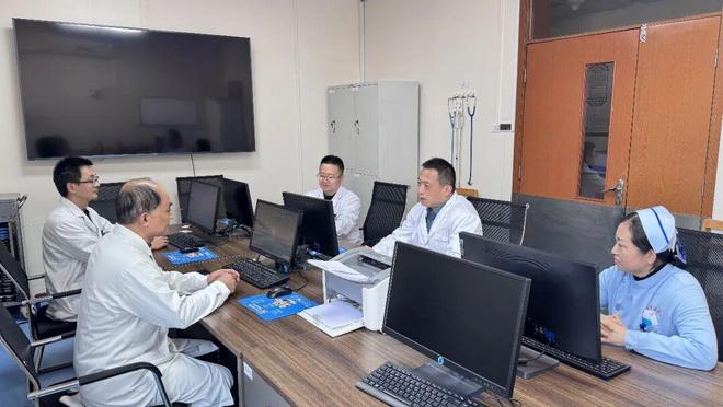 肥城市中医医院：多学科护航高龄伴复杂基础病患者髋关节置换重获站立(图1)