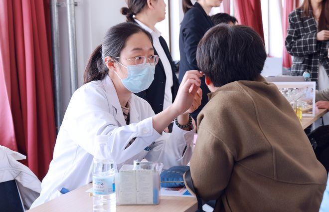 健康公益课守护夕阳红！市立医院与老年大学联合举办健康科普义诊(图2)